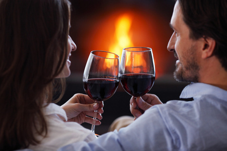 喝红酒庆祝周年纪念日或情人节在家里喝红酒的浪漫情侣庆祝周年纪念日