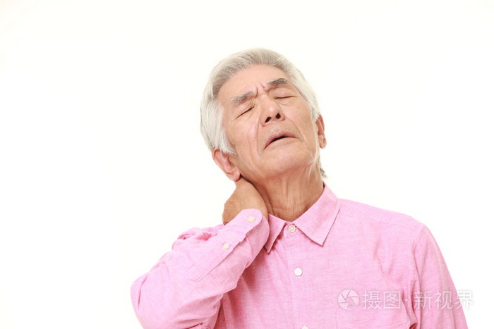 日本老人患有颈部疼痛