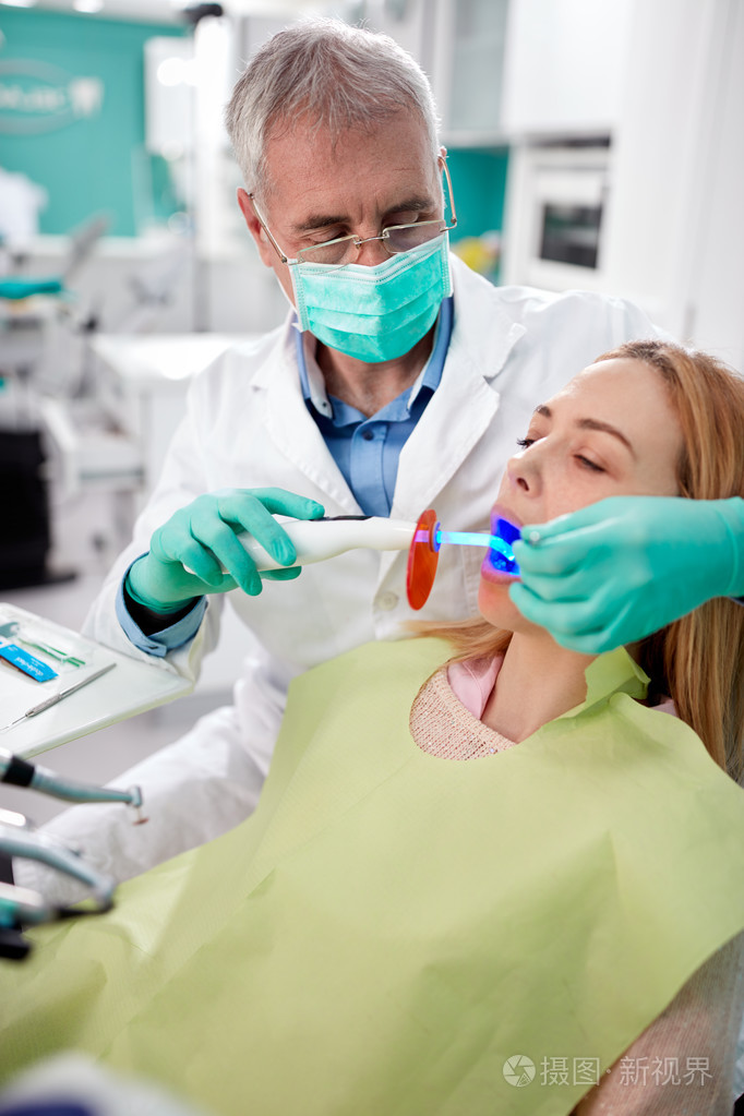男牙医固定和干燥补牙用光