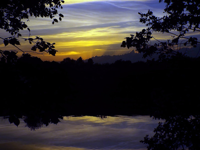 日落时平静的河流景观图片