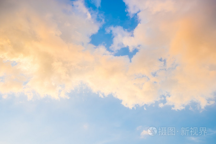 金色云彩颜色与蓝天在黄昏时间