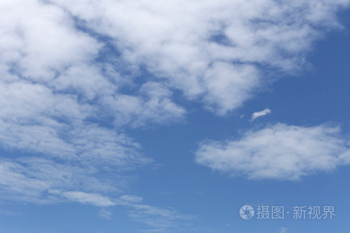在晴朗的天气白天在蓝蓝的天空云照片-正版商用图片1p1hhc-摄图新视界