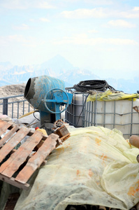 山区建筑工地水泥搅拌机图片