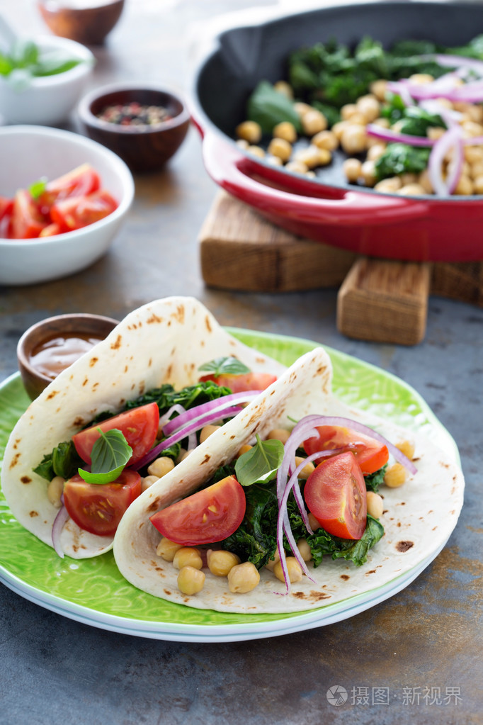 素食早餐卷饼配羽衣甘蓝和鹰嘴豆