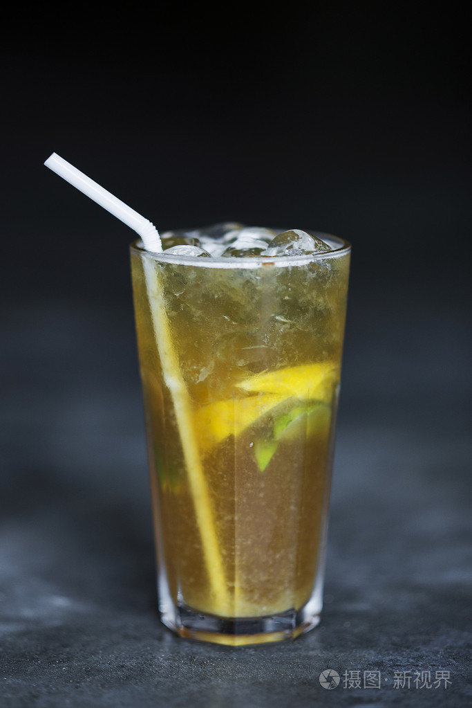柠檬和酸橙冰茶加红糖和方糖苦味