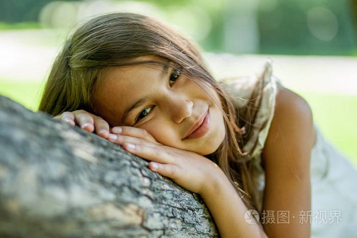 女孩躺在一棵树