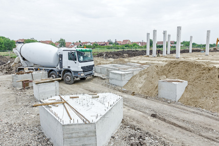 经过建筑工地的混凝土搅拌机图片