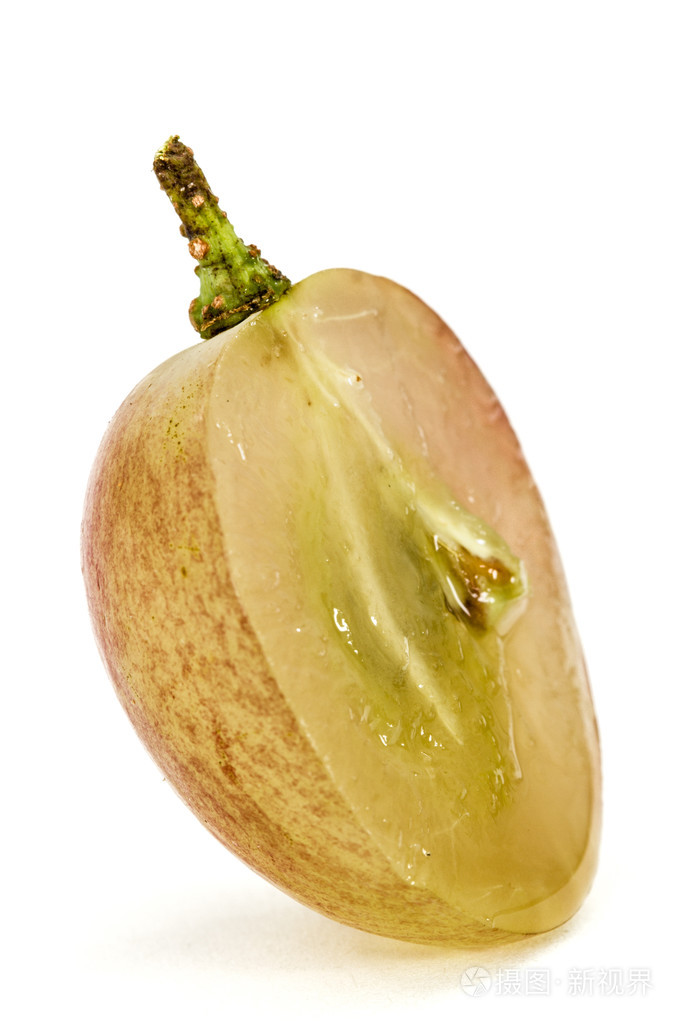 一半的水果葡萄特写孤立白色背面