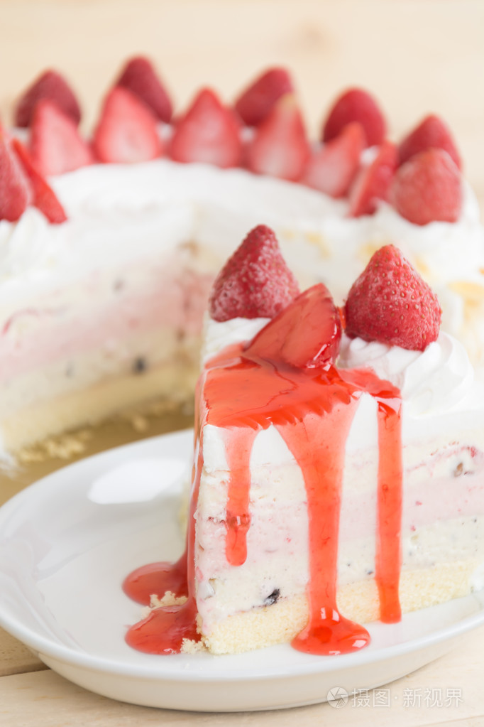甜甜的草莓喜悦的冰淇淋蛋糕