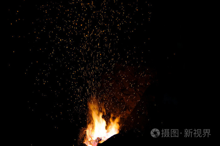 黑暗的背景与火花铁匠铺火火焰提示