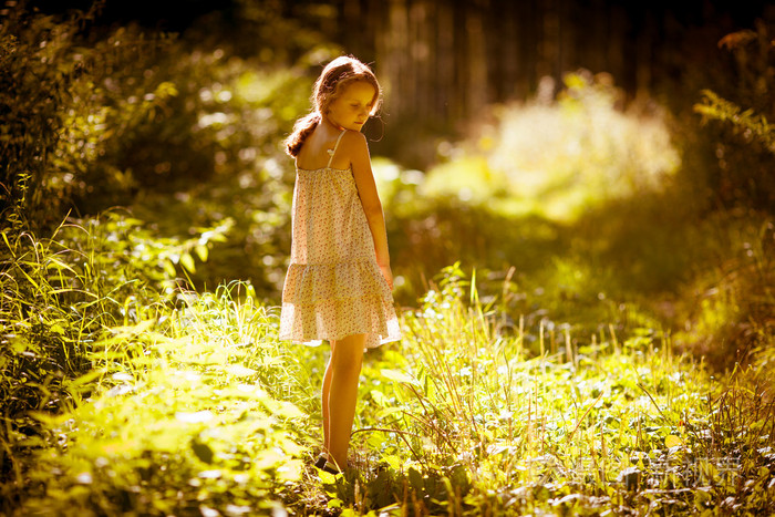 这个小女孩是在森林里