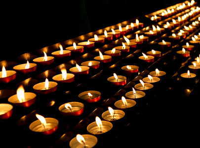 蜡烛点燃里面作礼拜祈祷的地方图片
