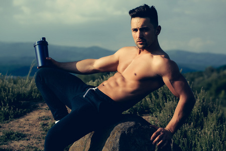肌肉男子用水瓶子图片