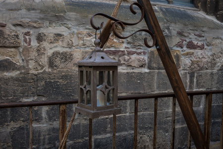 在古老的欧洲城市中的旧灯笼照片