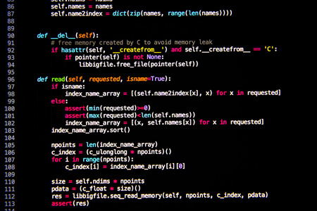 代码有编码,软件开发图标的网页可爱的微笑女孩坐在笔记本电脑和学习