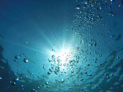 海水中的气泡照片