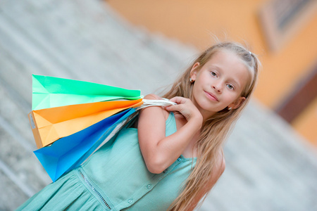 时尚蹒跚学步的女孩图片