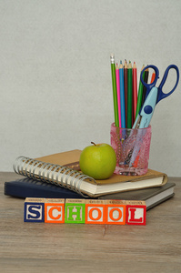 用彩色字母组合拼出的单词学校图片