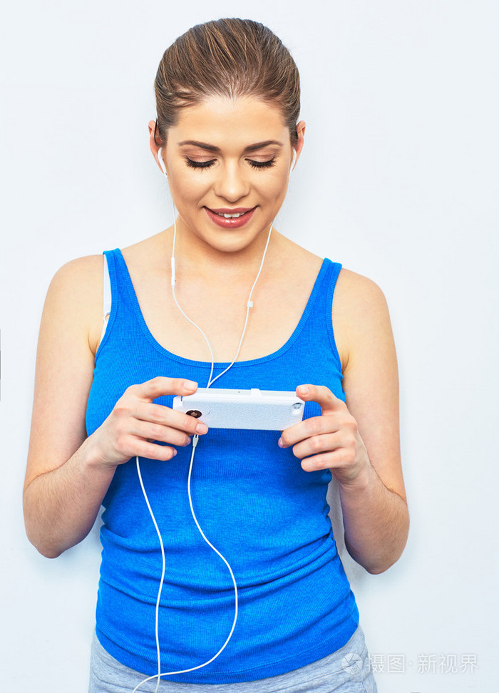 女人听音乐与智能手机
