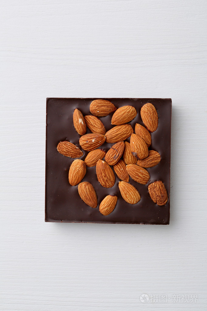块的巧克力杏仁