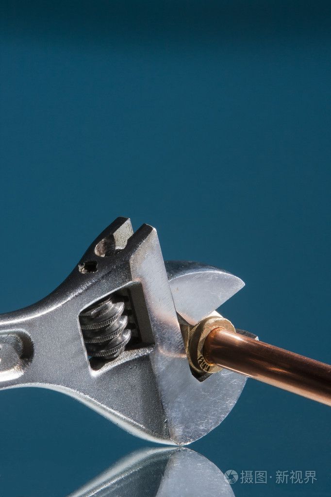 扳手和铜水管