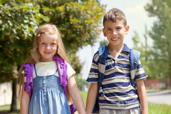 哥哥和姐姐一起去上学