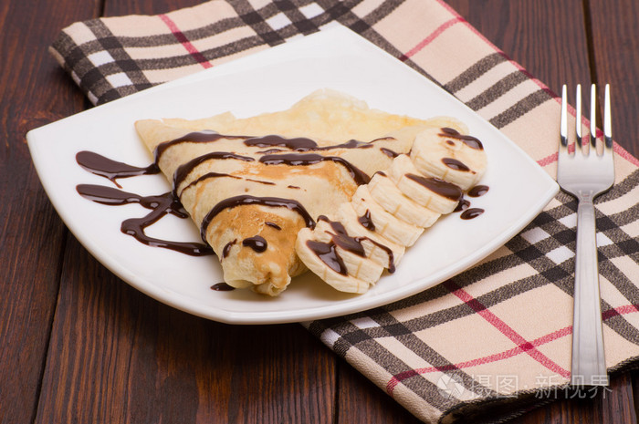 与香蕉和奶油薄饼