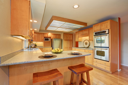 明亮的木制厨房室内与钢装置图片