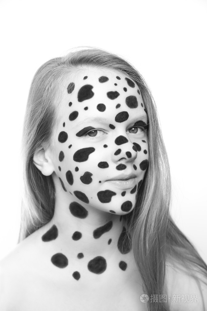 女孩的脸上有斑点的白色背景上的斑点狗