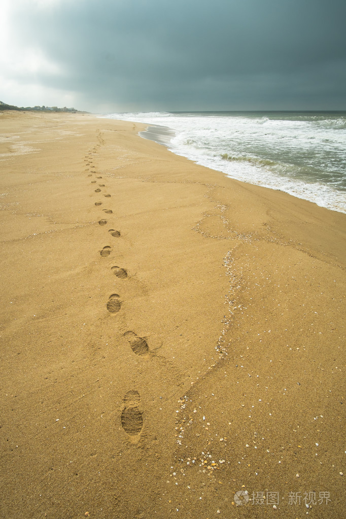 沙滩上的脚印