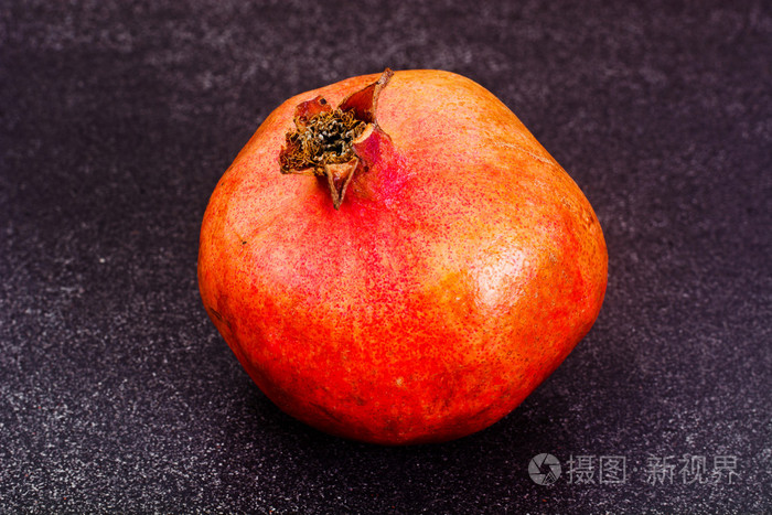 在一个黑暗的背景上的石榴