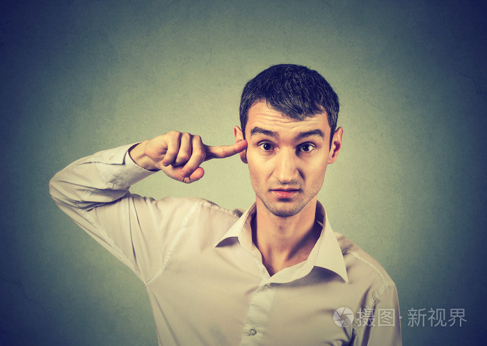 愤怒的疯子用手指指着太阳穴你疯了吗