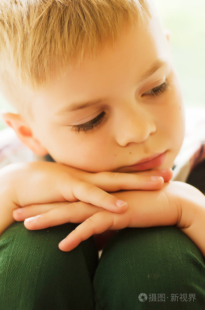 孩子的笑脸一个可爱的孩子的肖像小男孩与sh