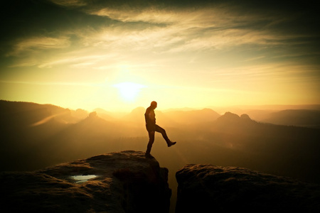 奇妙多彩黎明在落基山脉,大雾橙色在深深的山谷.自然的奇迹照片