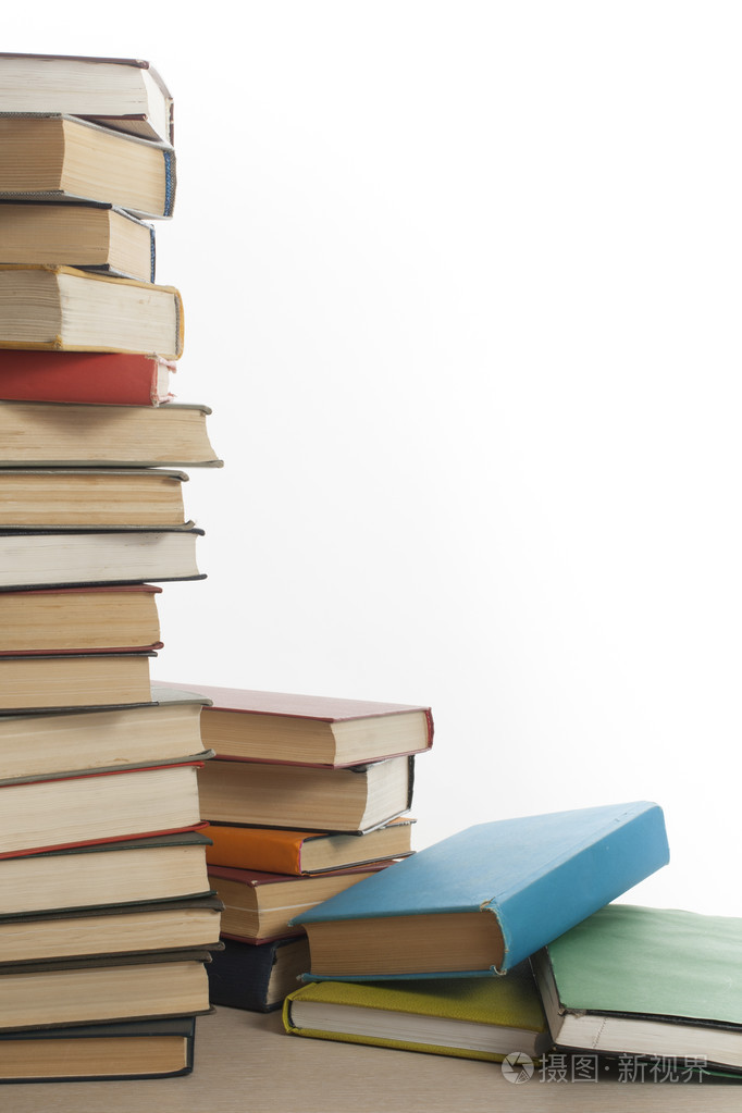 一摞书孤立在白色背景上.教育理念.回到学校
