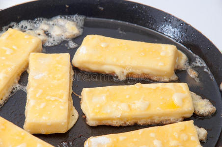 用热油在煎锅里炸奶酪