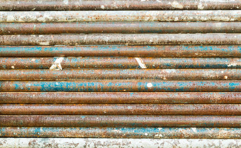 铁管雪中生锈的管子老铁管背景旧大水管碎片.