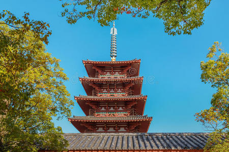 在大阪的什坦诺吉寺有五座石塔
