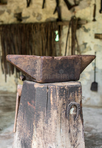 重的 老年人 铁砧 锻造 铁匠 过去的 古董 历史的 铁制品