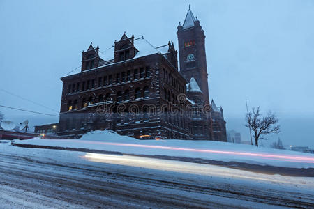 暴风雪期间的杜卢斯建筑