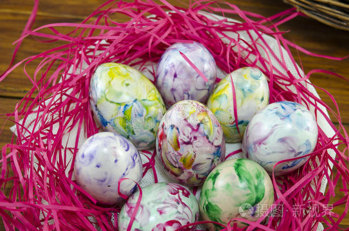 手绘鸡蛋在粉红色的巢里