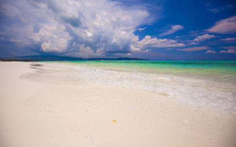 完美的热带海滩，碧绿的海水和