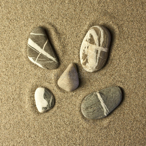 沙子里有五块石头