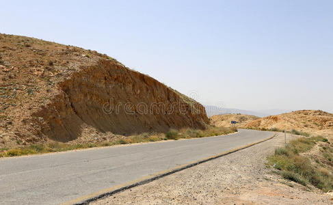 沙漠山脉景观和道路，约旦，中东