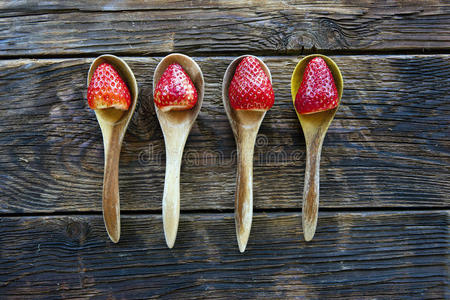 食物 草莓 木材 营养 甜的 特写镜头 美味的 水果 小吃