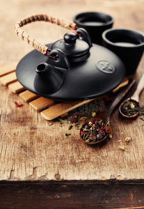 中国粘土茶壶和干茶