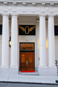 古典建筑的前门有四根柱子