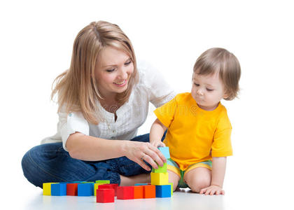 孩子和妈妈一起玩木制玩具