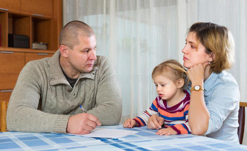 照顾 男人 抑郁 小孩 讨论 丈夫 分离 女孩 冲突 为人父母