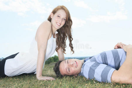 一对夫妇躺在草地上